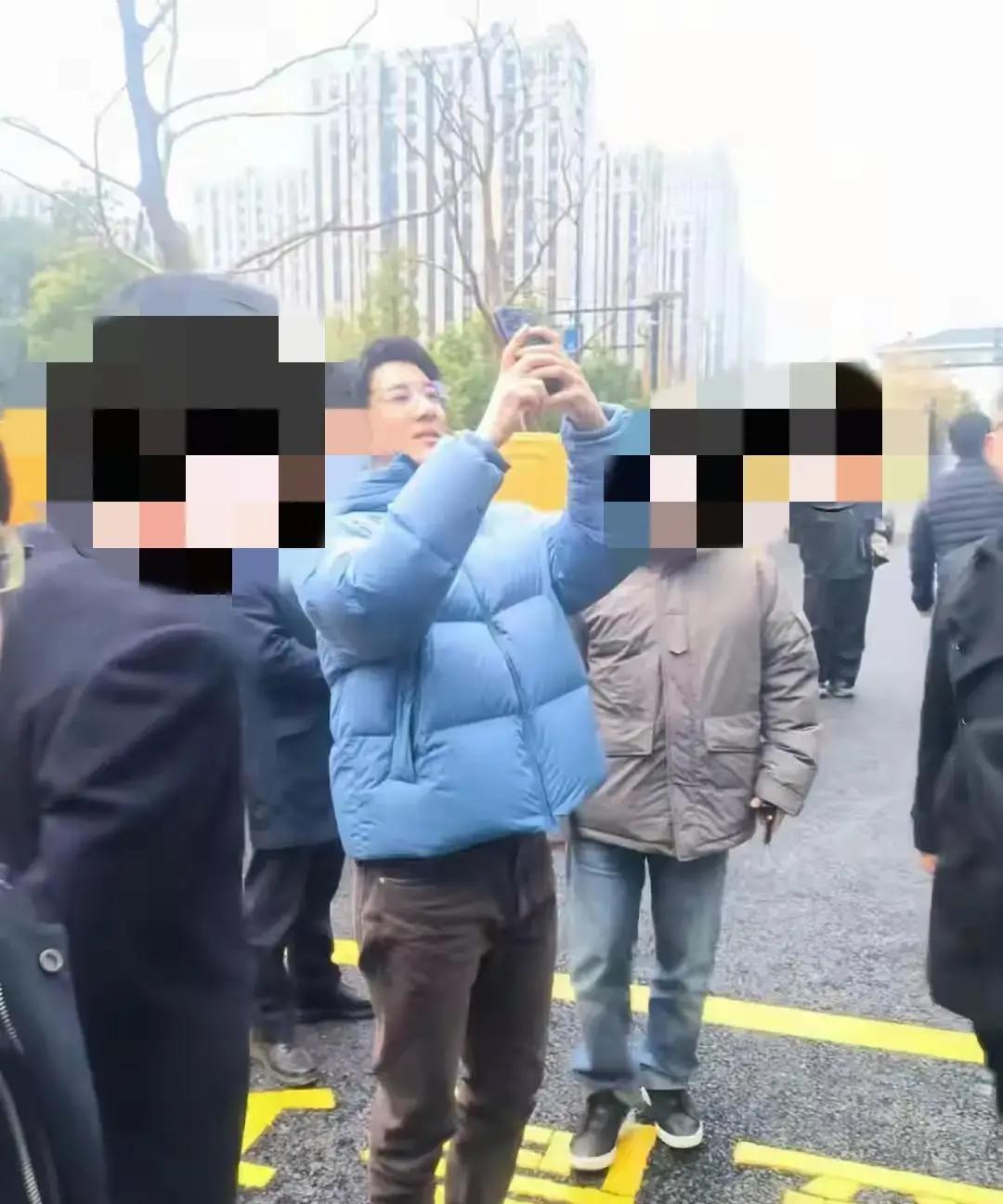 49岁的王力宏，穿着像大学生一样晃进萧山商业街。羽绒服、小脚裤、白鞋，简单得不像