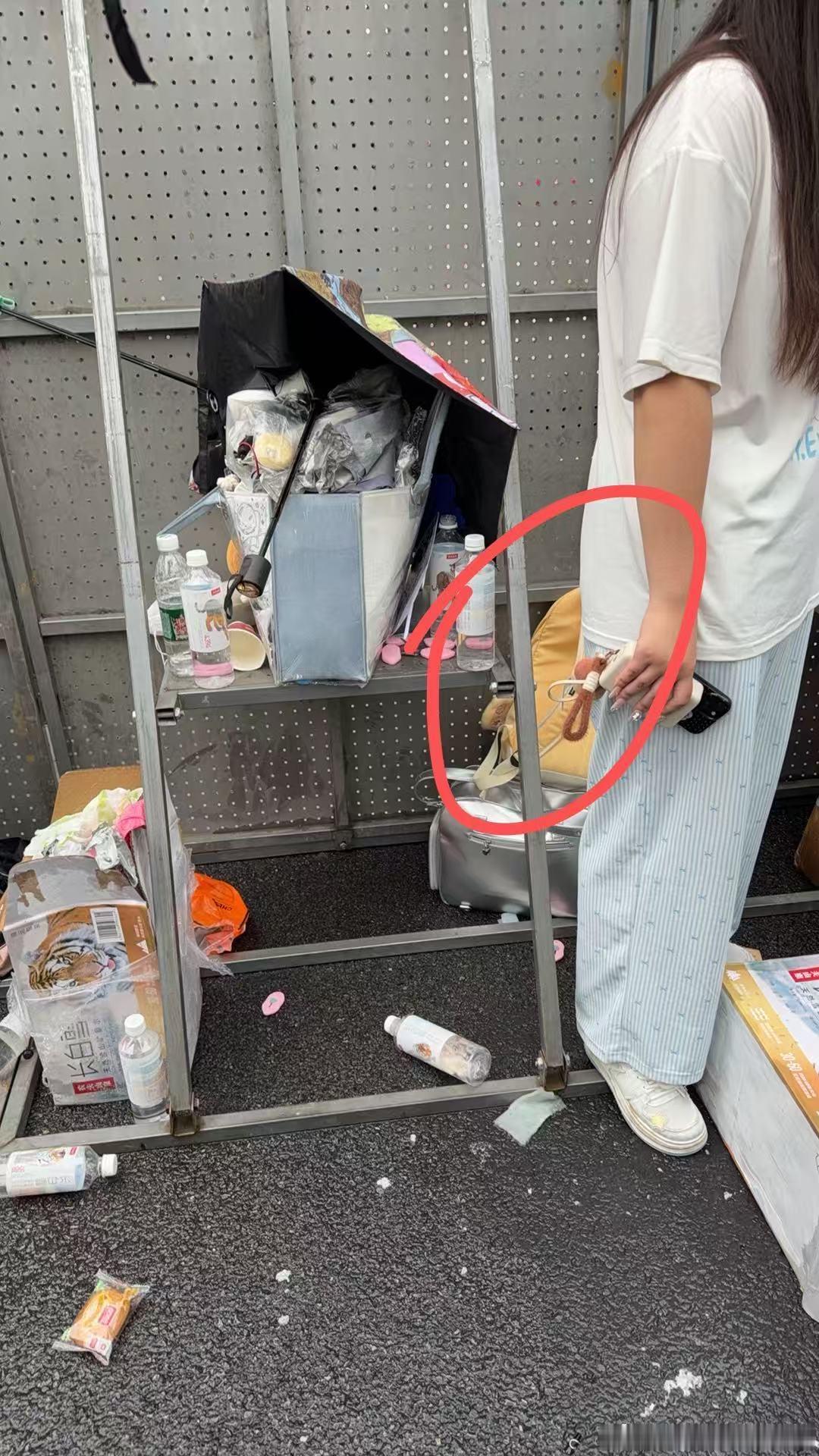 有宝宝看到这两个包了吗？里面有贵重物品❗️看到联系☎️13017559778☎️