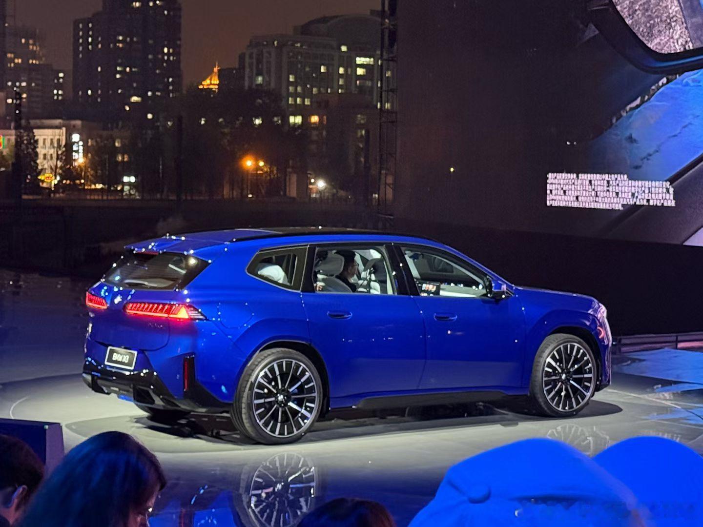 宝马进入了新世代！宝马大圆柱电池续航超900公里 新世代BMW iX3长途自驾不