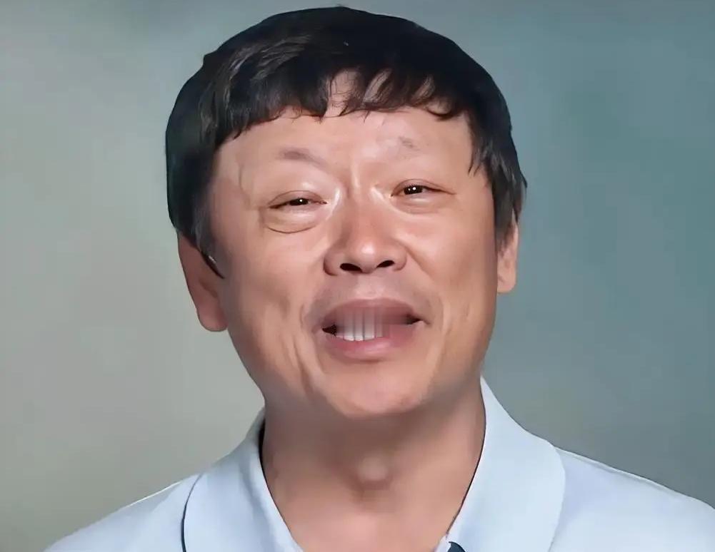 胡锡进9月30日连发两篇文章，对两件飞行事件进行了评论：一是东航乘务员下跪，一是