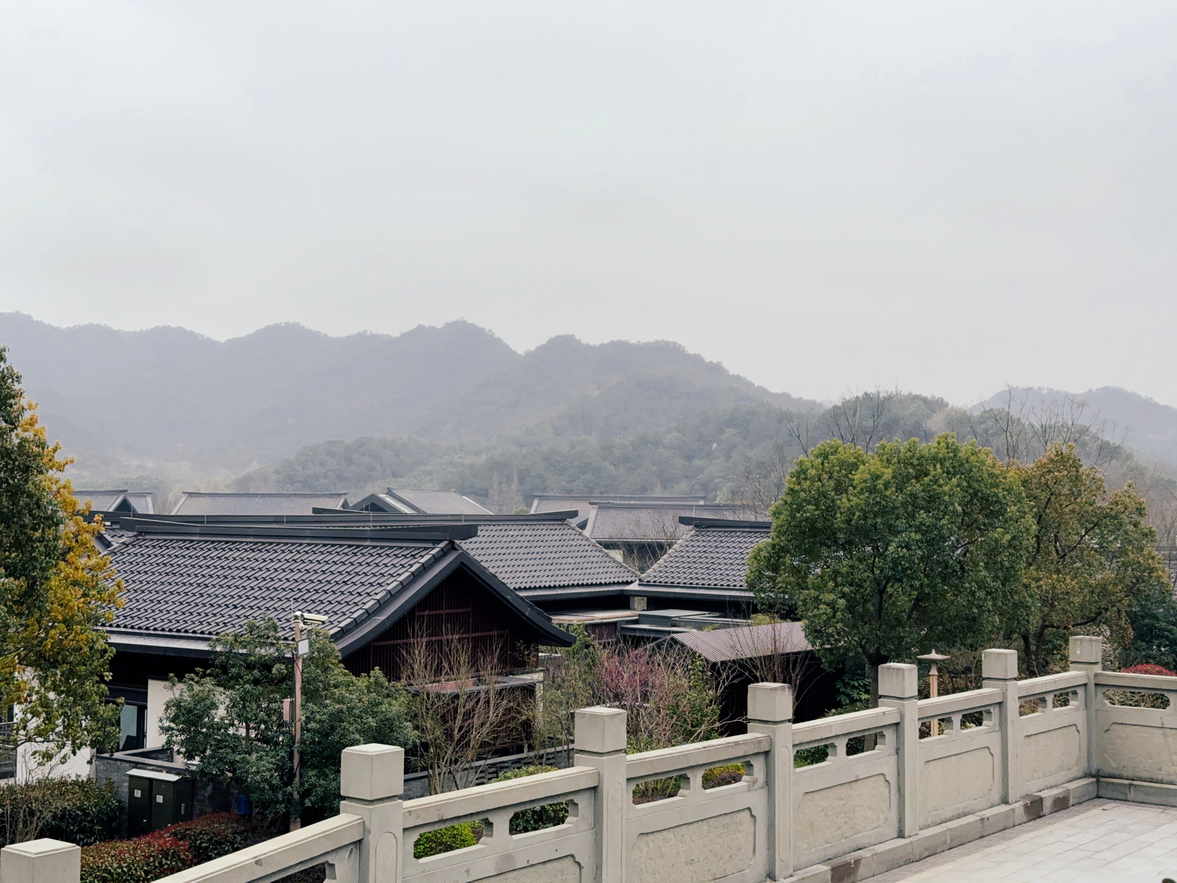 今天行程非常紧凑，搬砖了。拍摄一部合资品牌的D级纯电车大v聊车 宁波·宁波东钱湖