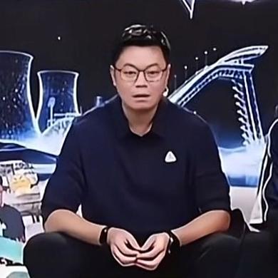 这球难道真是赢了不行？
侯英超在解说亚运会男单决赛时说道：打了四十年球，没看过这