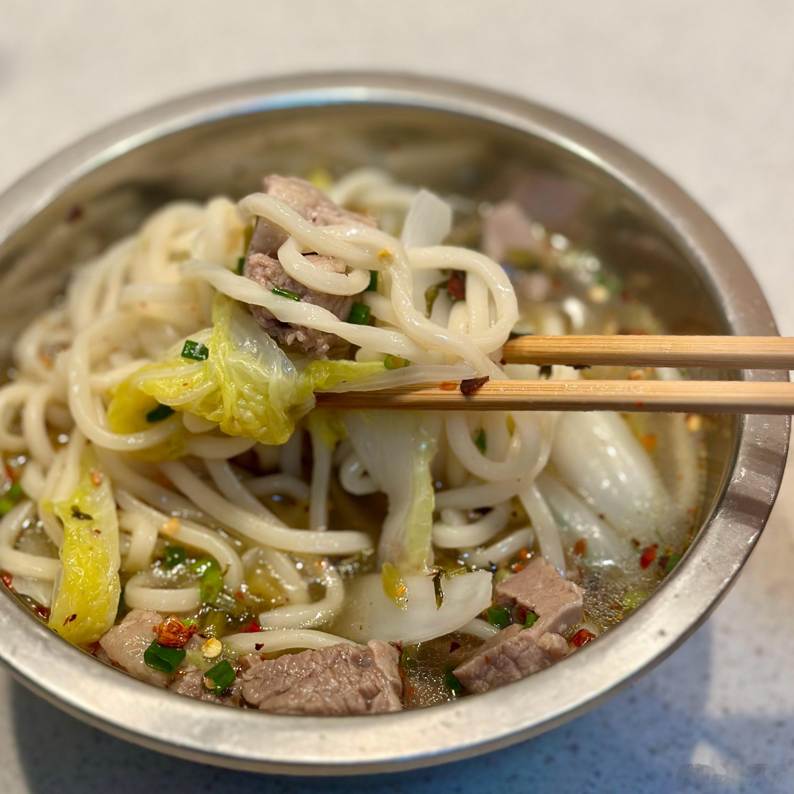今天中午回家煮面条吃，舒服。