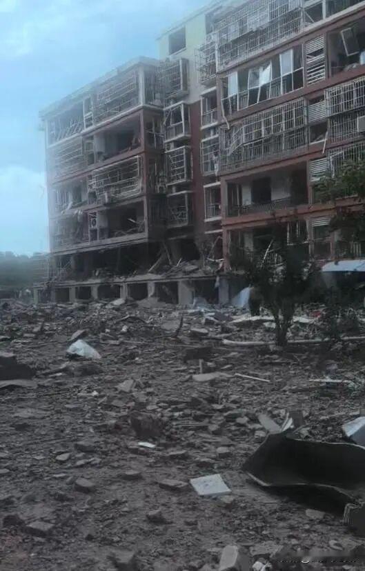 临沂一小区突发爆炸，屋内住有“待拆迁人员”
 
8月21日下午，临沂沂河新区芝麻