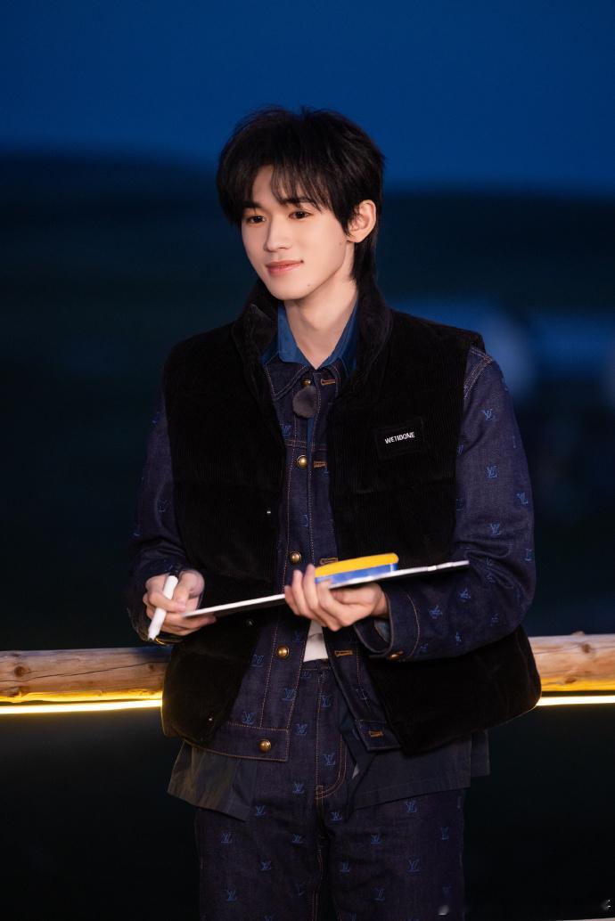 #宋亚轩煮泡面##宋亚轩旅行宣言打卡照#宋亚轩煮泡面的场景充满活力，旅行宣言打卡