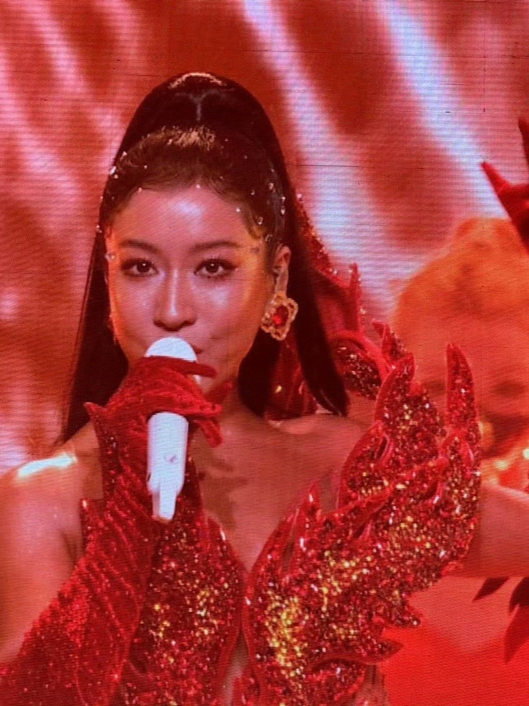 吉克隽逸满钻高马尾 谁能拒绝吉克隽逸的满钻高马尾啊！钻石缀满发间，随动作流转着细