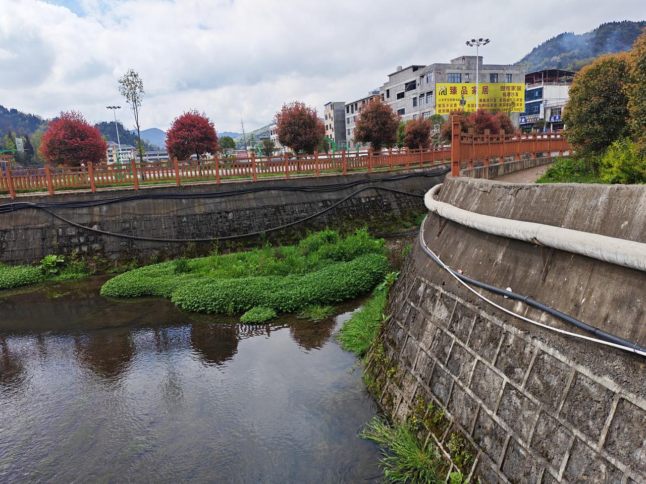 写作需要灵感，不需要驾驭文字和讲故事的能力。
写小说，就是把故事讲好！
