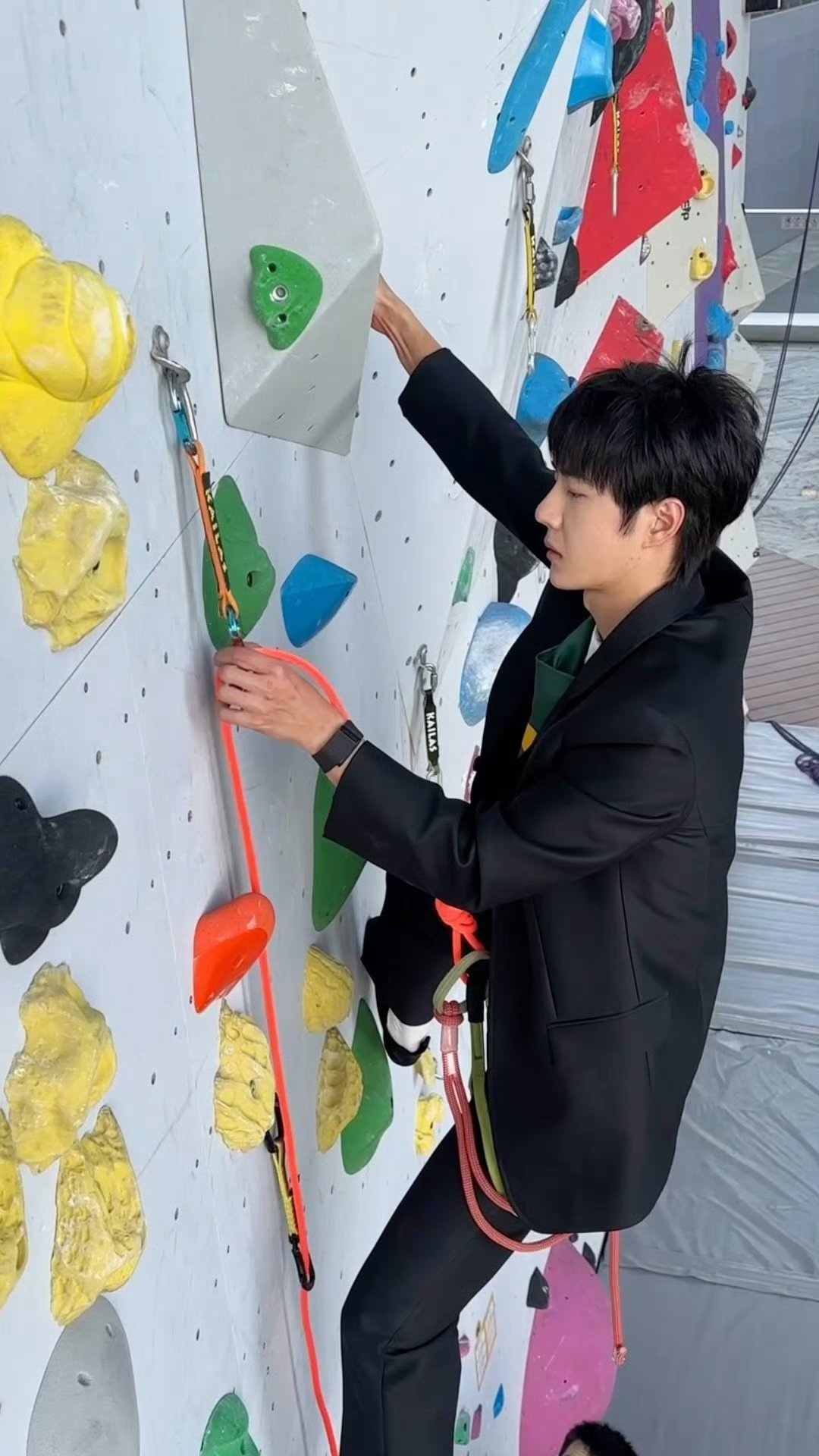 #王一博咬绳子这一下##王一博松弛感live# 王一博咬绳子这一下，谁懂爆起的青