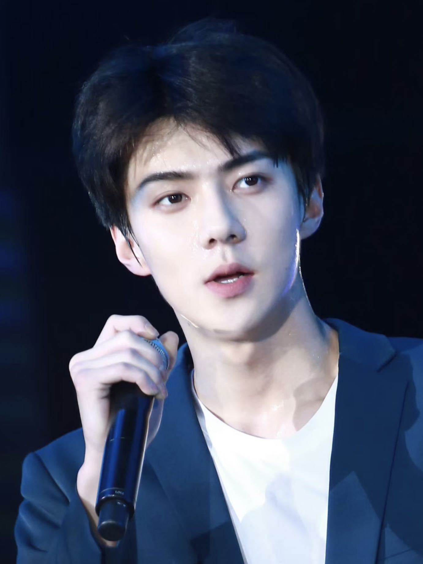 听说有个国牌把吴世勋退伍首代拿下了👀 ，美妆3月宣 吴世勋