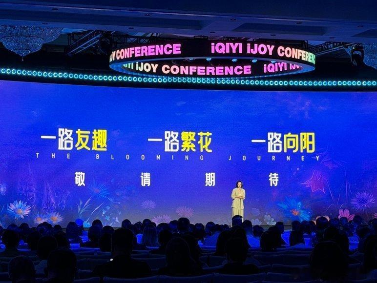 惠英红贾静雯俞飞鸿 一路繁花惠英红、贾静雯、俞飞鸿，三位顶级姐姐同框旅行，想想就