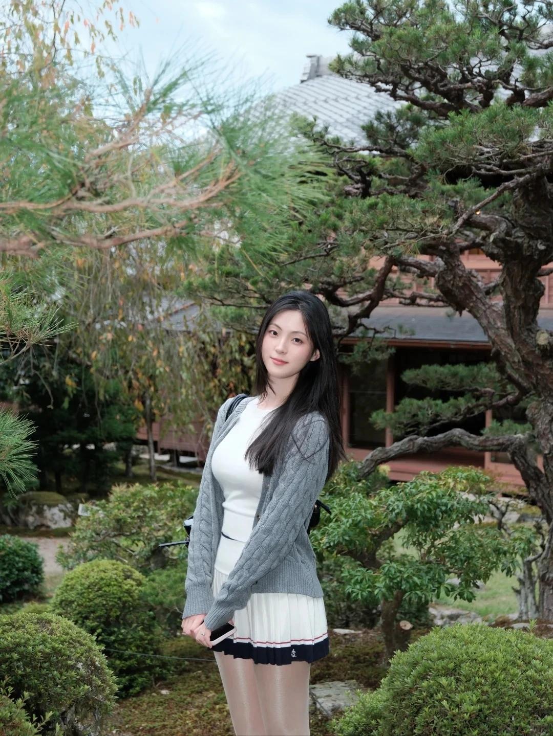 在日式庭院中，温柔少女与自然相映成趣