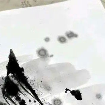 一滴水是微不足道的，渗入泥土，便会消失不见，可汇聚成河却是川流不息。如同我们，在