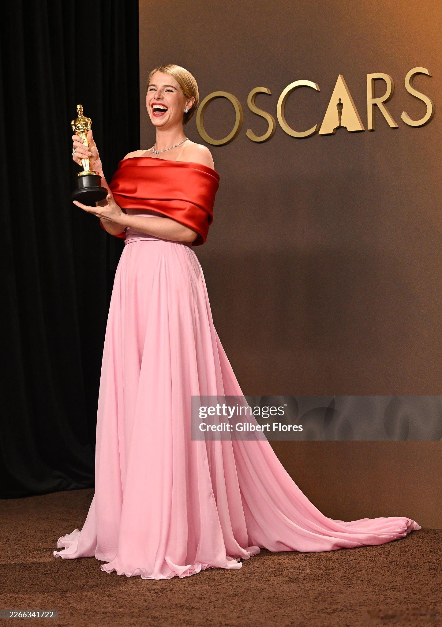 奥斯卡影后杰西·巴克利展示自己的小金人： 