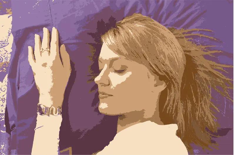 睡眠不好真的太痛苦了。我之前也是经常失眠，在床上翻来覆去，脑子像放电影一样。后来