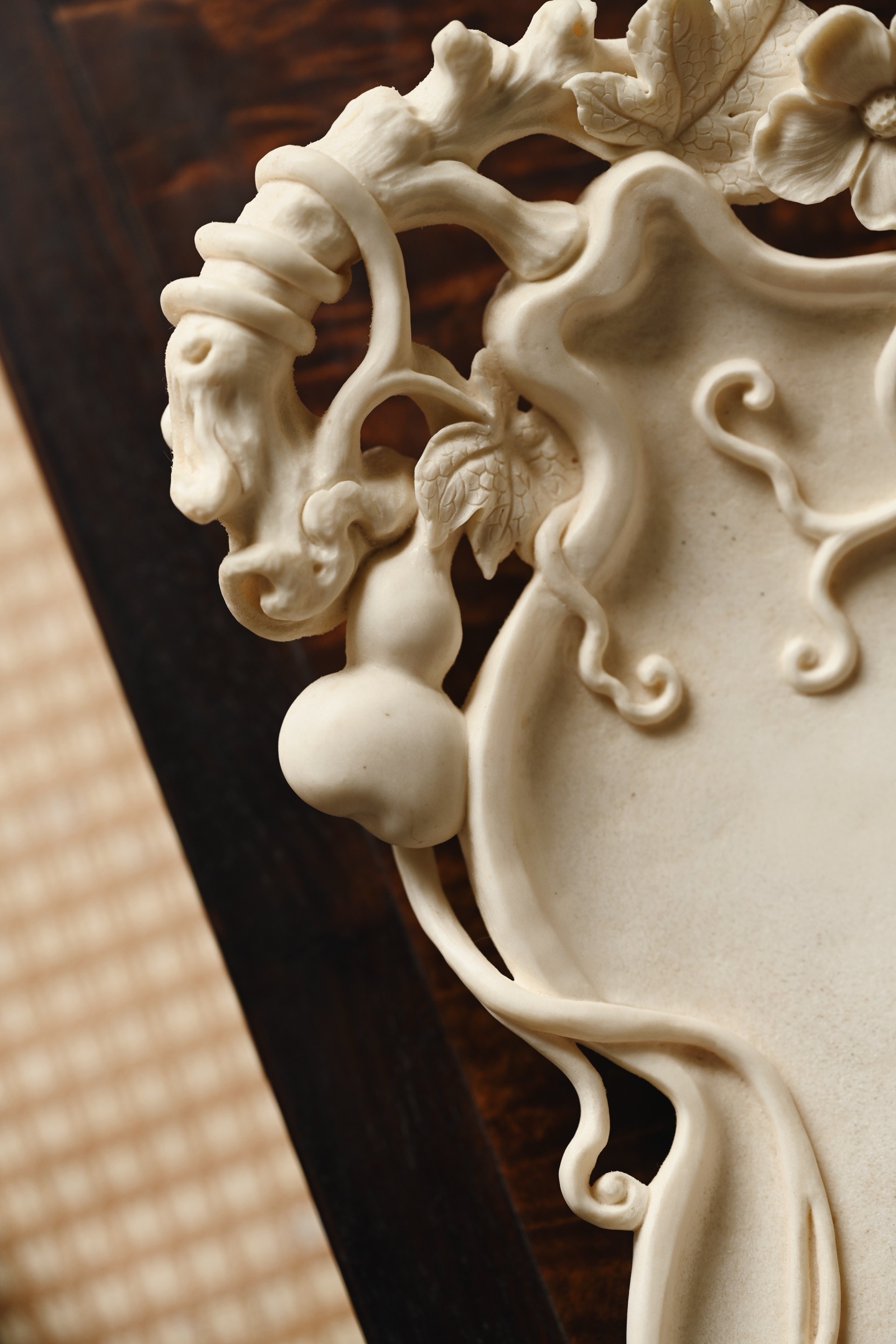 鹿角 | 福禄•葫芦 果盘整料雕刻，背面留自然皮壳，以葫芦为形，取“福禄”之吉兆