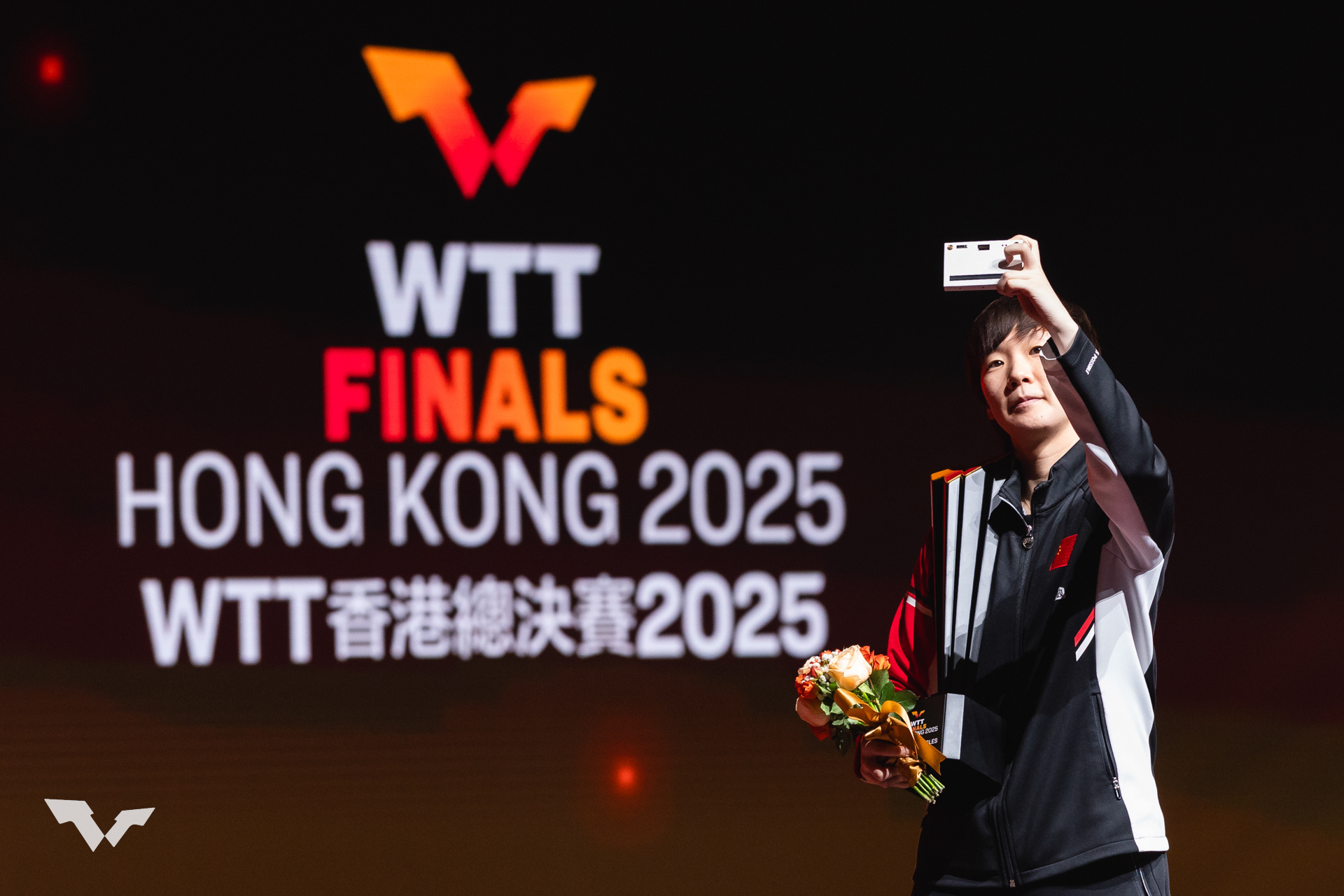 王曼昱被奖杯磕了一下赶紧揉揉 251214香港总决赛女单颁奖 | WTT王曼昱冠