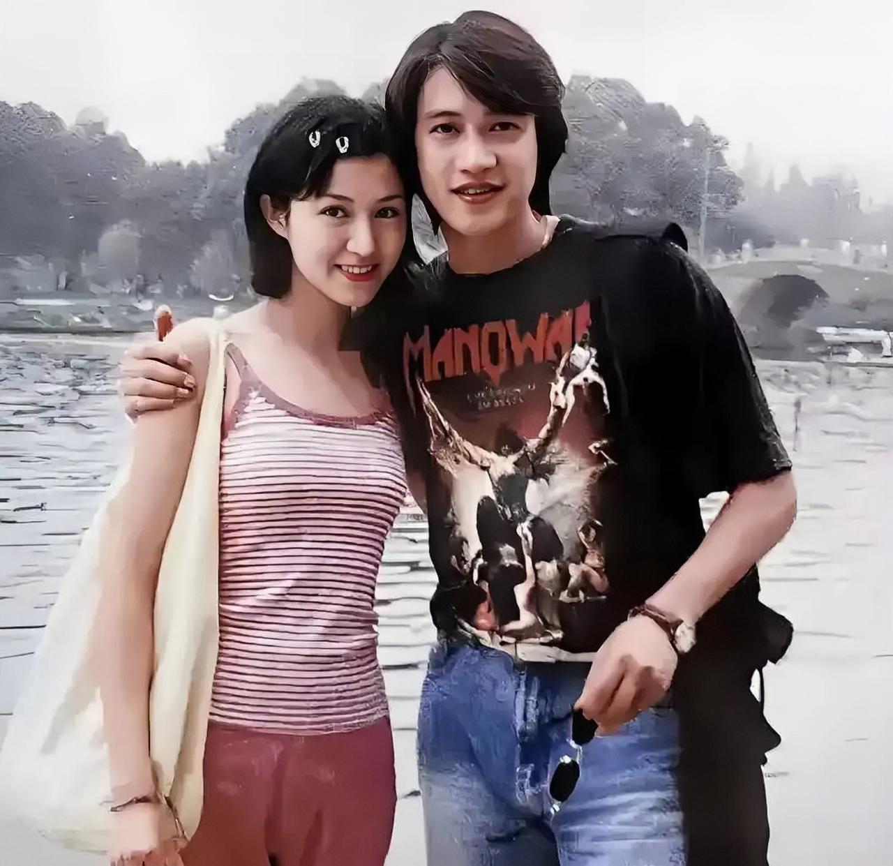 陆毅与鲍蕾古早合影，当时两人刚进上海戏剧学院表演系，一起在校园游玩时的画面。
