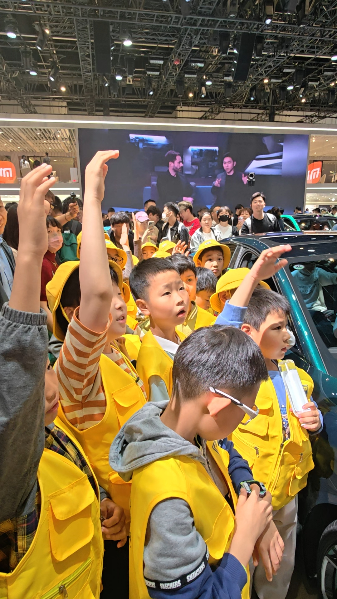 就在今天，北京车展公众开放日小米展区迎来了一波特殊的“懂车弟”，现场超热烈！小米