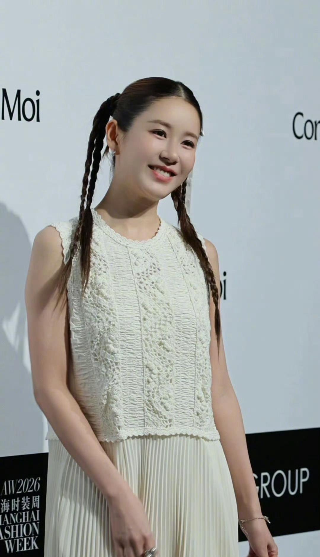 42岁张子萱亮相吕燕大秀，纯白连衣裙配四条麻花辫，好有灵气的一套look吕燕大秀