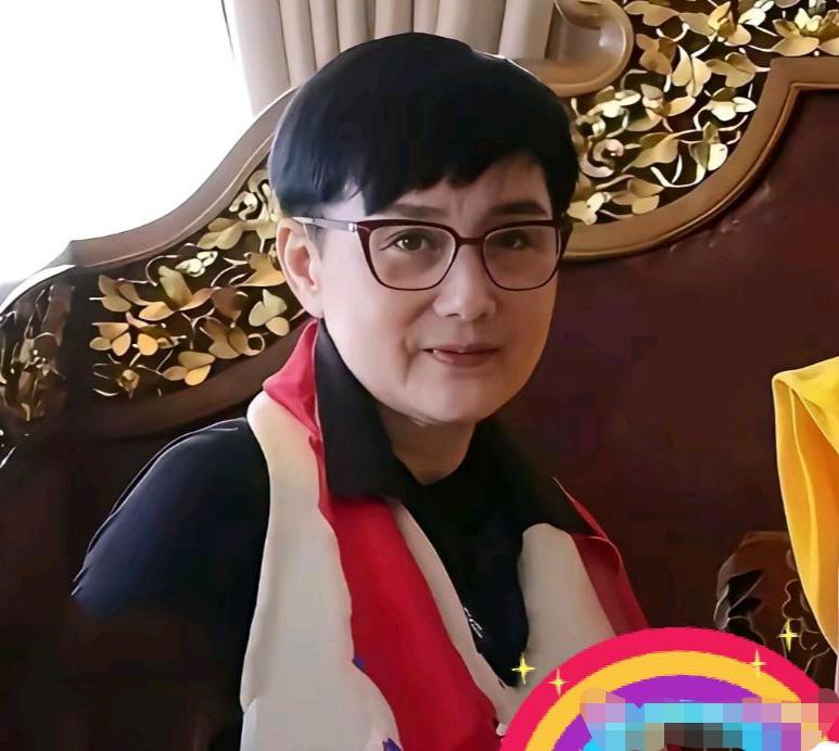 64岁的利智随李连杰在尼泊尔礼佛时被拍到，她留着利落短发、素面朝天，身着素净长袍