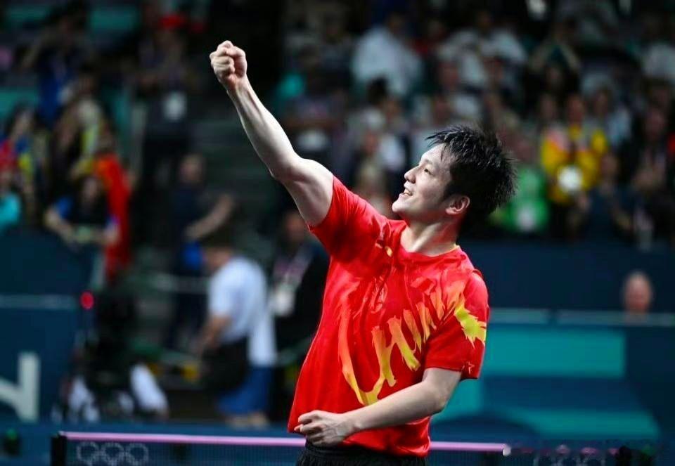 樊振东冬奥开幕式plog樊振东和五环合影，眼睛里有星星，他会不会想起去年的巴黎奥