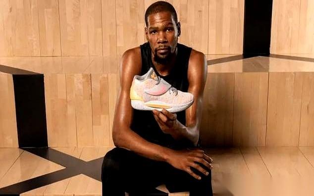 杜兰特这哥们儿，心思早就飞出篮球场了。
他现在干的事，说白了就一句话：
他想当下