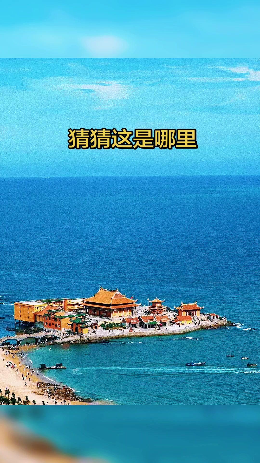 1️⃣踏入寺门：沿着石阶往下走，就能看到寺庙与大海相连的独特景观。海浪拍打着地面