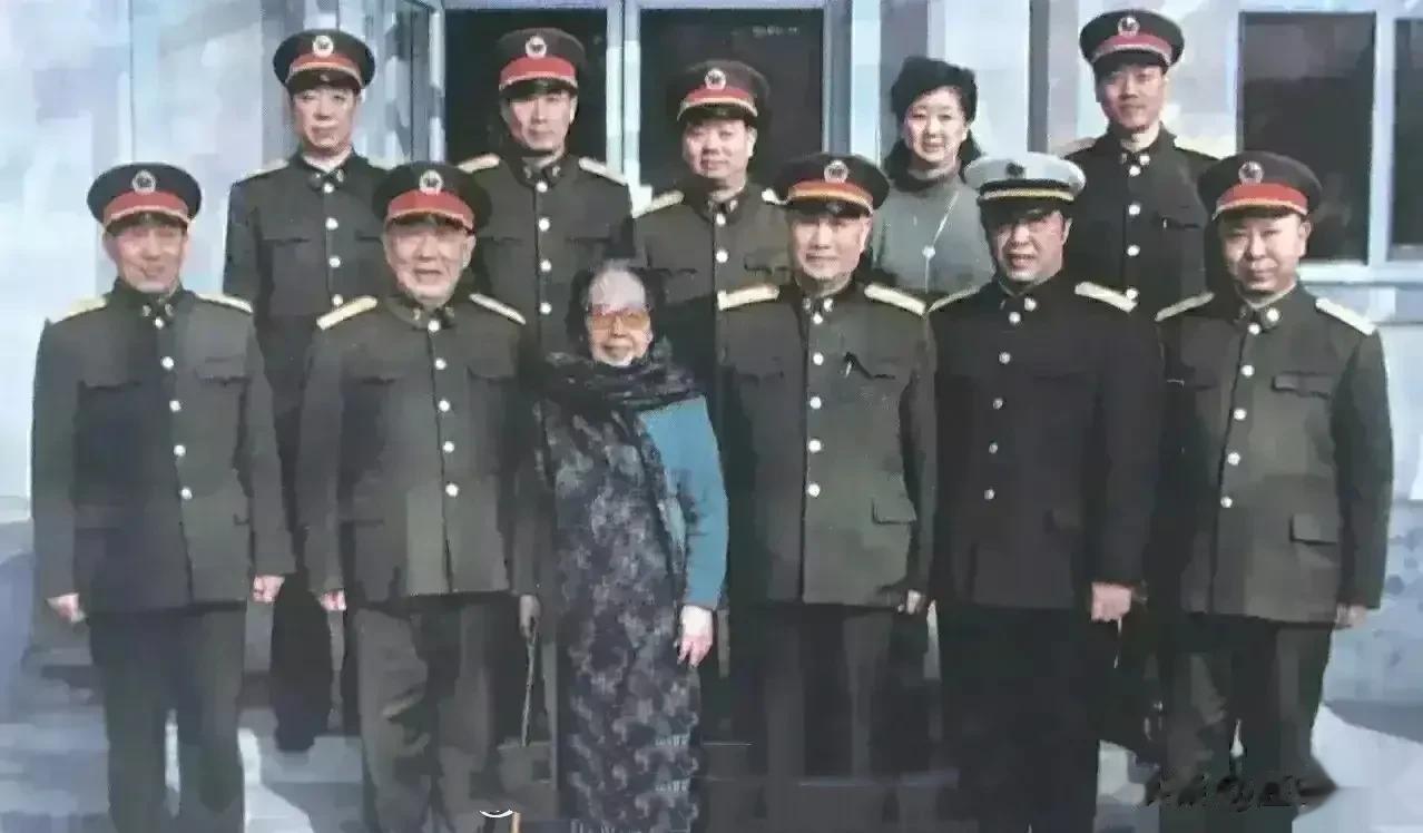 1999年9月30日，张万年、迟浩田、曹刚川等将军看望贺龙元帅夫人薛明时的合影。