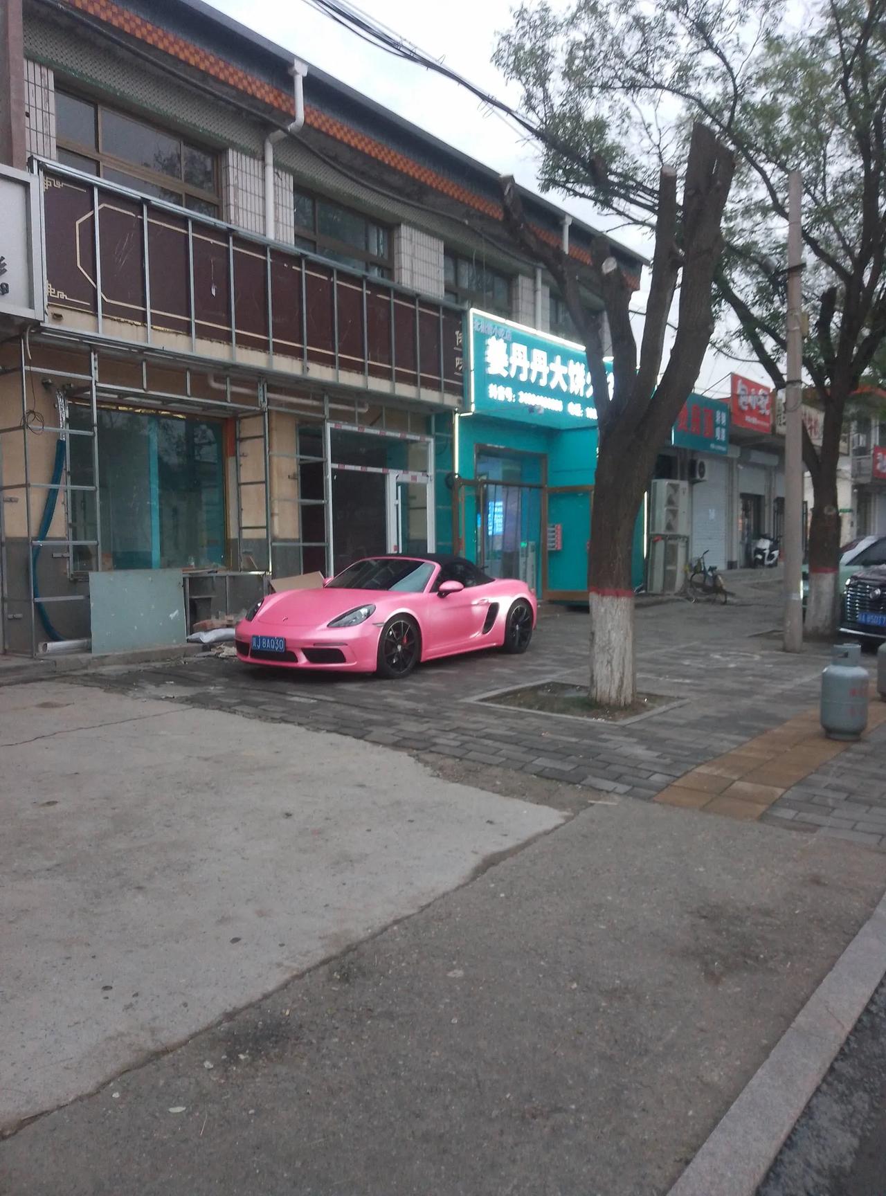 卖驴肉火烧真赚钱，
女老板都开上跑车！
真的太牛了，
不服不行啊！
