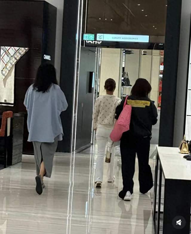 何超莲伦敦街头被偶遇，素颜黑成路人？打扮跟普通上班族没两样