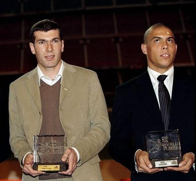 前世界足球先生罗纳尔多爆了一个料。当年在国际米兰受重伤时，罗纳尔多去了法国治疗。