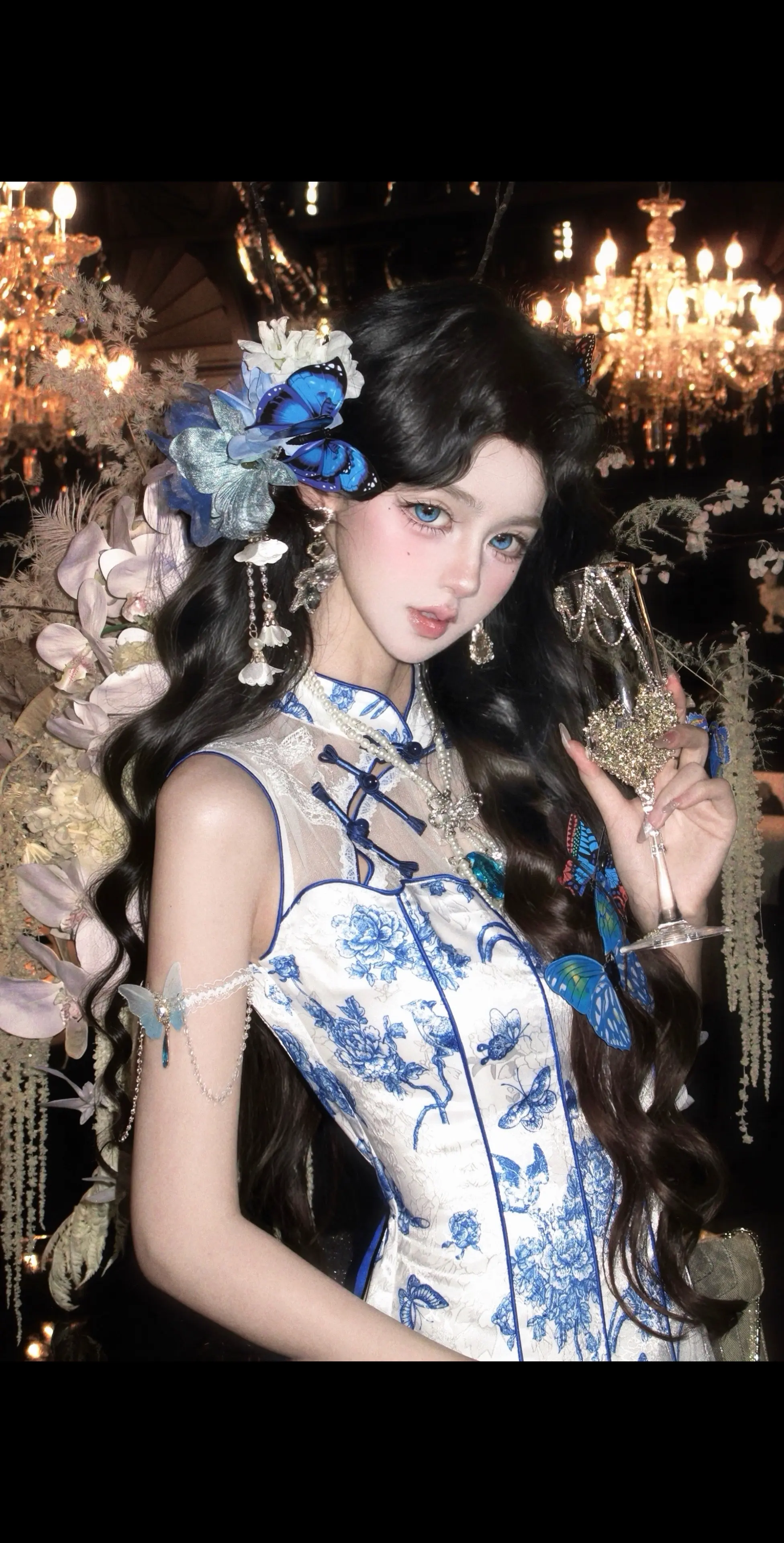 一尊青花瓷娃娃。