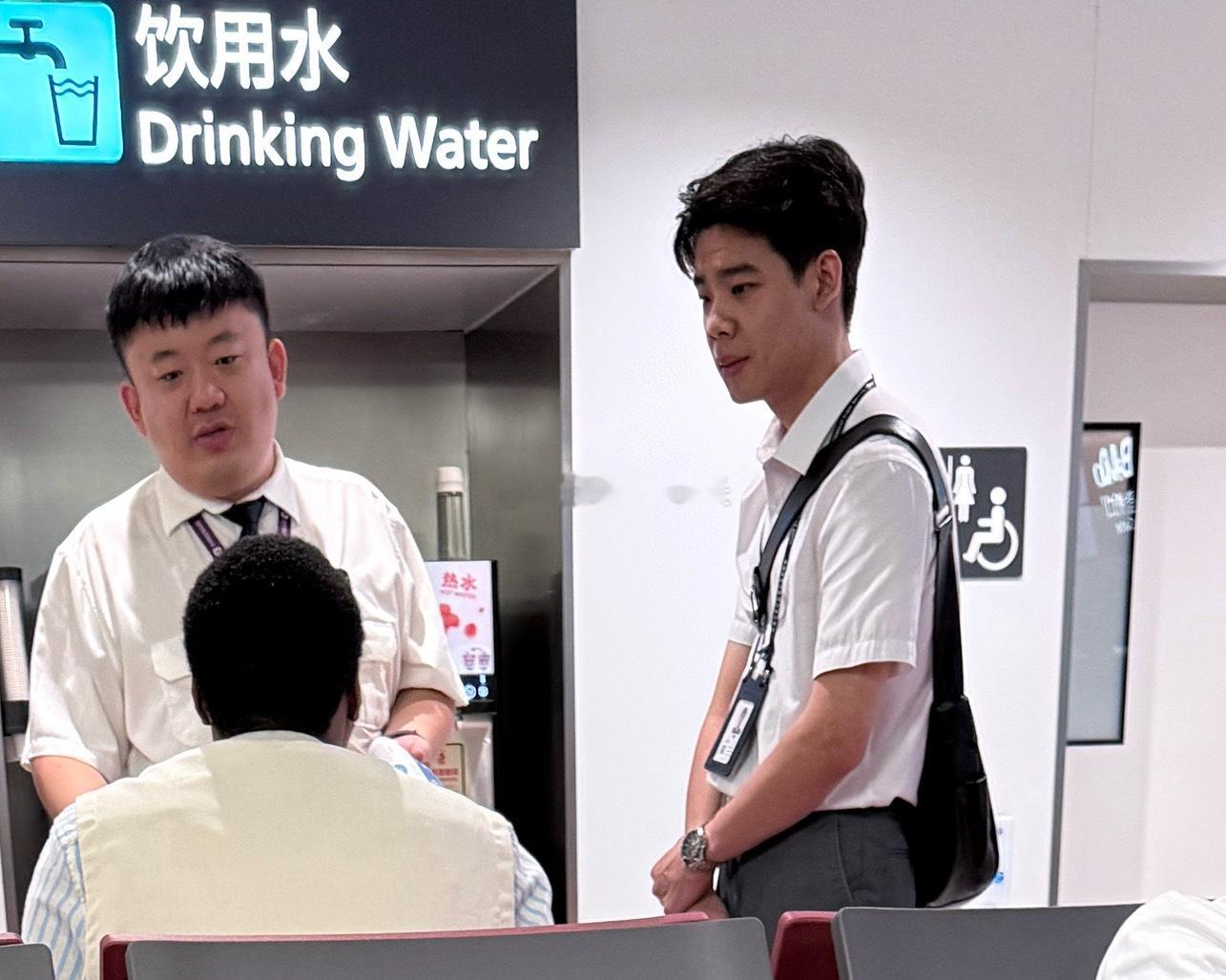 好困啊黑人的行李超重工作人员解释半天 那个瘦一些的小哥哥还挺好看  口语腔调也好