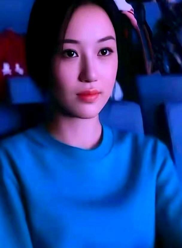 别再说李嫣是花钱换了张脸，这根本不是一个量级的事。

她爹妈花了18年，动用全球