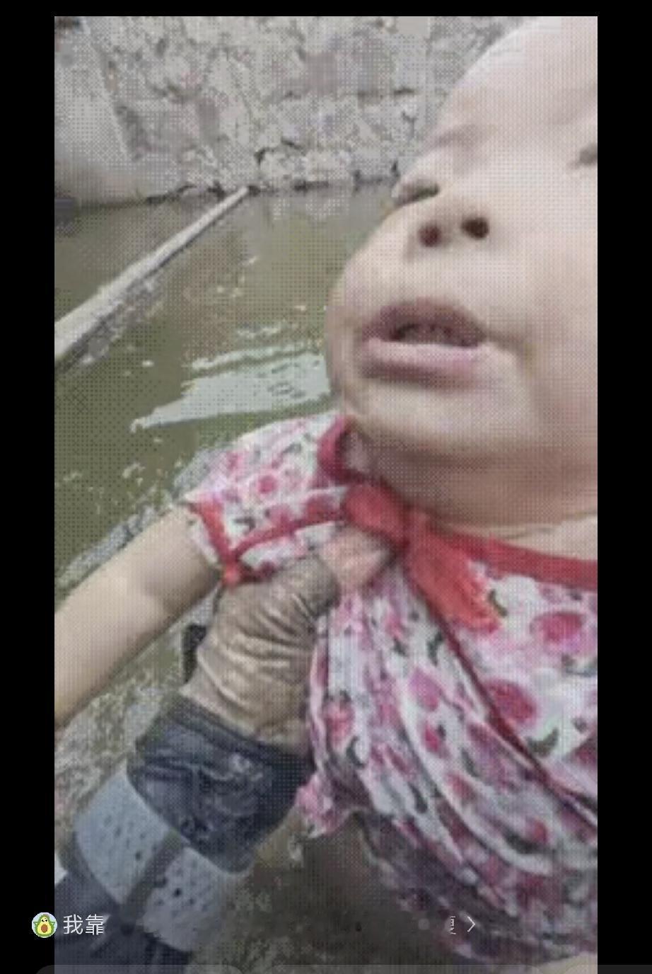 钓鱼佬路过一个水塘，往下面看了一眼，当场腿都软了。水里漂着一团粉红色的东西，他以