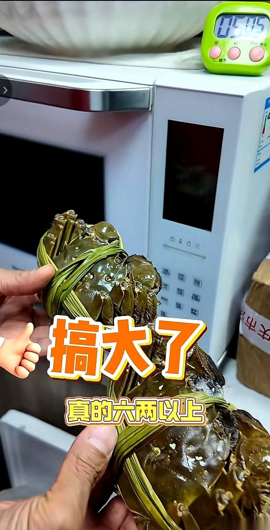 毛猛达一句“吃饭是假，对台词是真”，我一下就看懂了。
真的，看到这条我都有点绷不