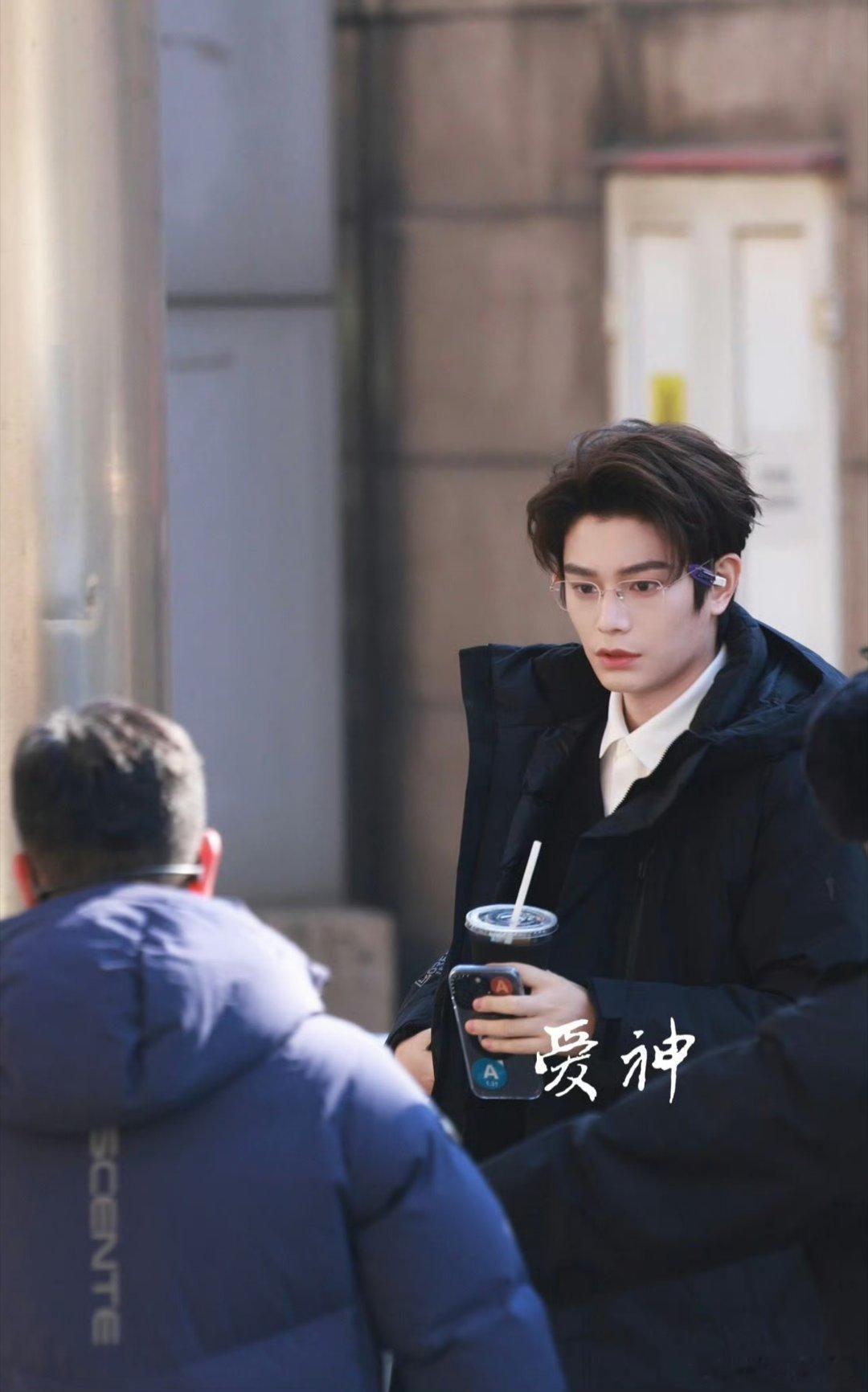 丁禹兮张海虾﻿ ﻿ dyx丁禹兮赵凌﻿ “纵使不情愿，我还是想告诉你，真高兴世界