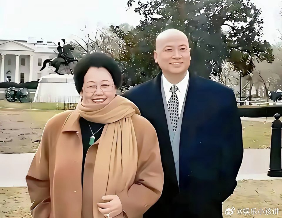 1990年，陈丽华49岁，迟重瑞38岁，人到中年的他们走到了一起。结婚三十多载，