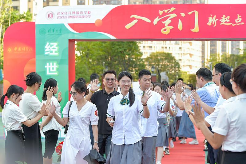 开学季我再熟悉不过了，从幼儿园到更高学段，孩子们所在的每一个班级，都离不开老师的
