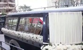 1979年，美国加州。殡仪馆女员工凯伦，在运送男尸途中失踪。警方搜寻后，于荒郊发