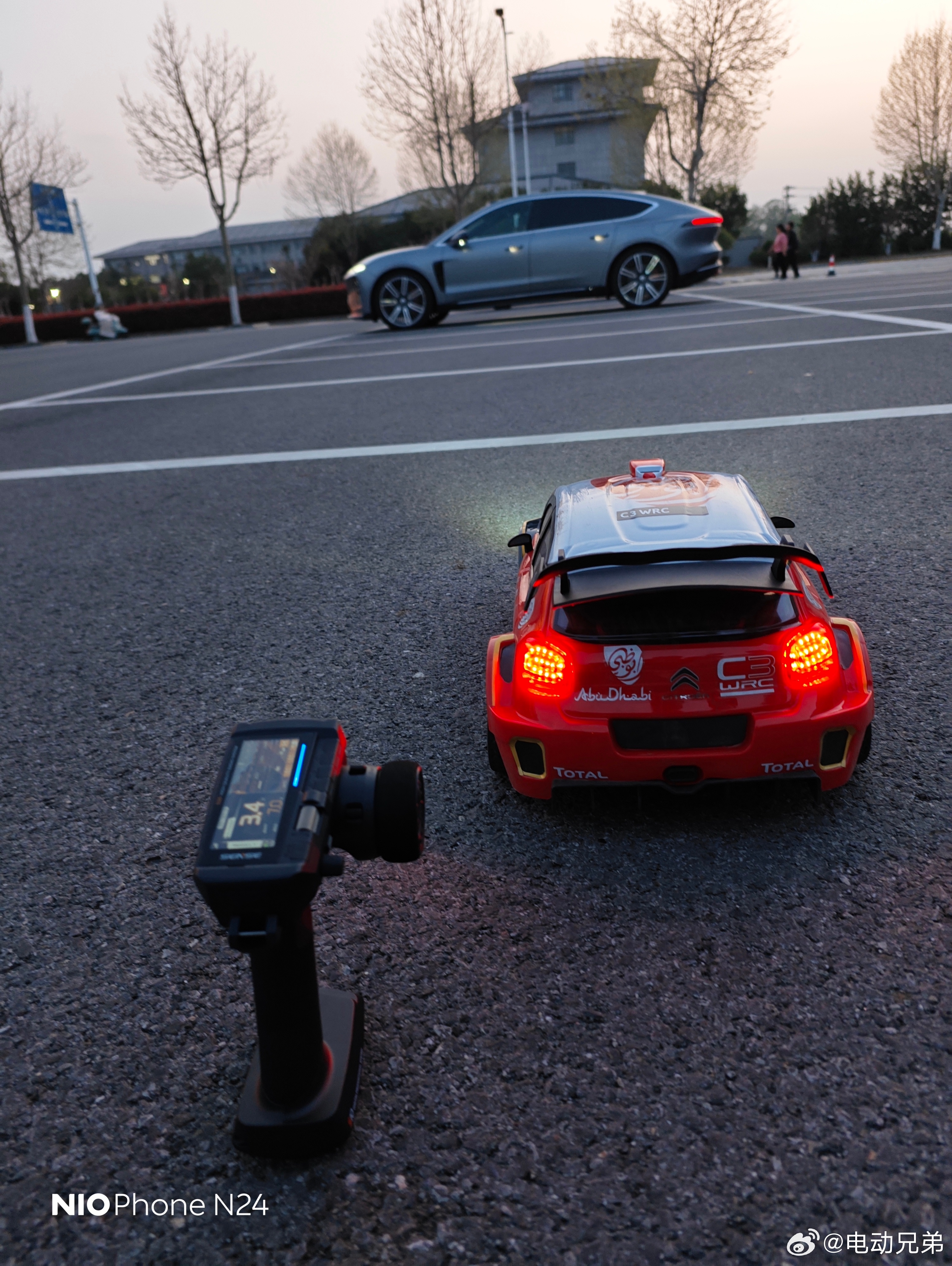 开着ET9去玩RC，1比7的美嘉欣拉力确实又大又暴力，好玩极了。大V聊车电动兄弟