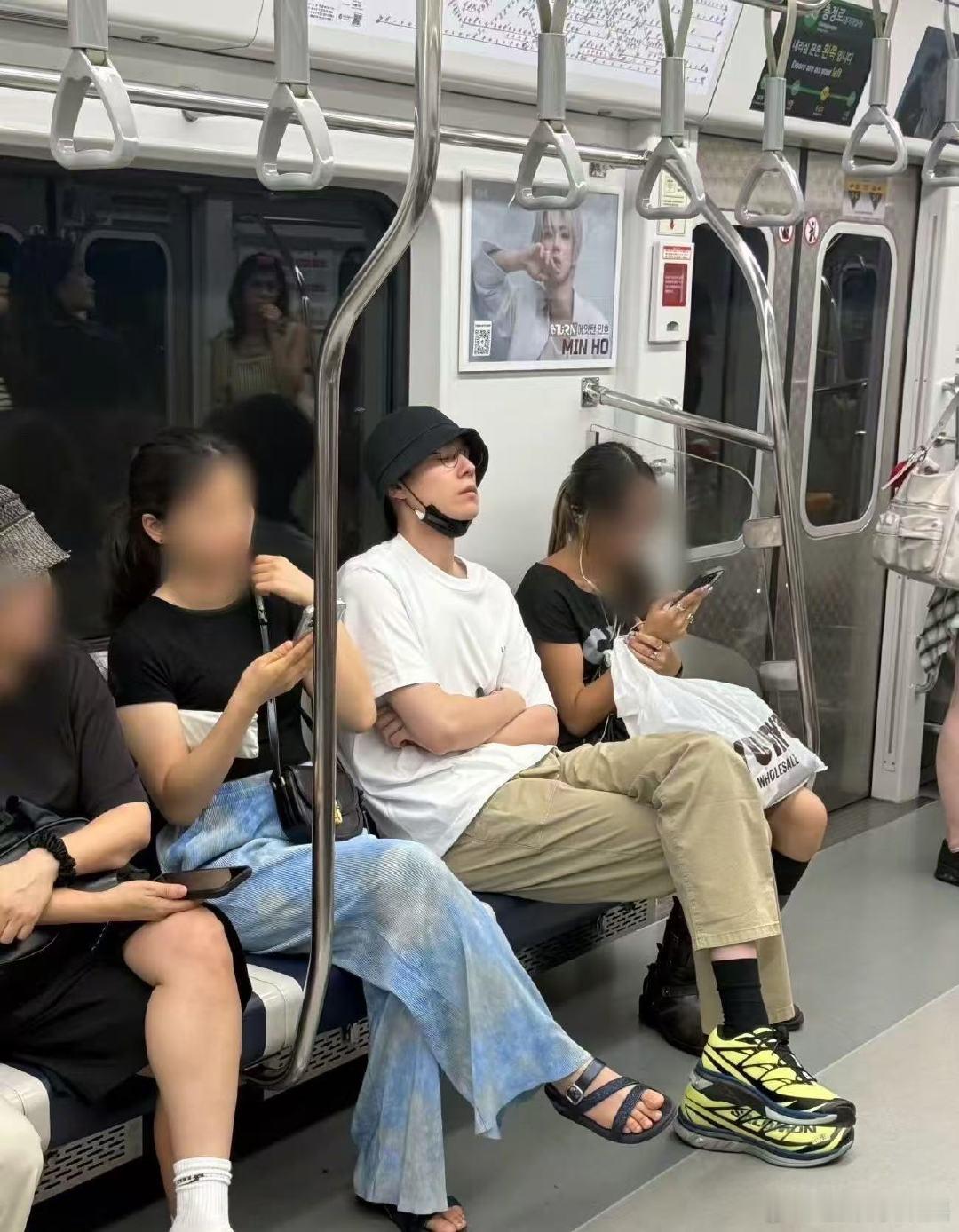 偶遇胡一天韩国坐地铁偶遇胡一天韩国坐地铁假寐偶遇胡一天韩国坐地铁 