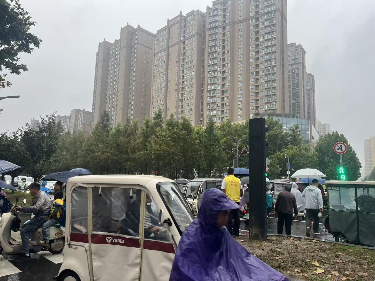 南阳张衡路二十一学校这个路口，真的很有必要修建一座过街天桥。


中秋这几天在南