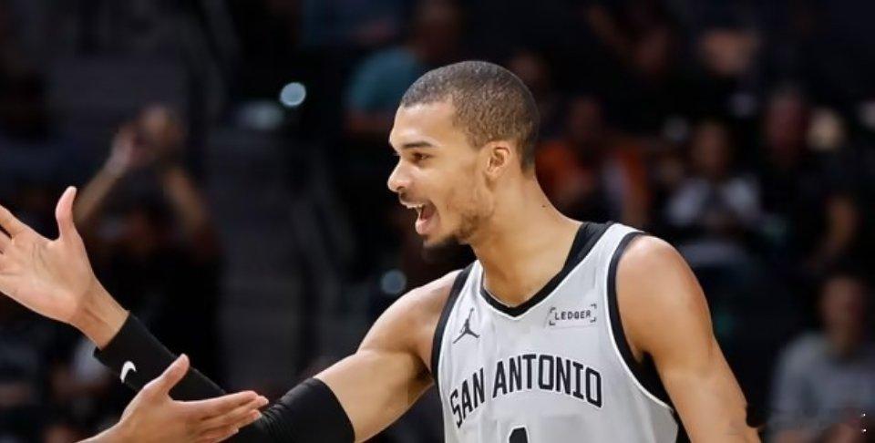 湖人本赛季暂时取得32胜20负，上场比赛他们刚刚被雷霆终结了自己的三连胜，本赛季