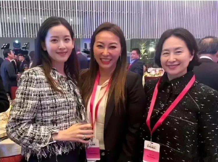 何超琼章泽天挺相似的都是富豪家庭出身年轻时都是颜值爆表的千金大小姐两代女性难得同