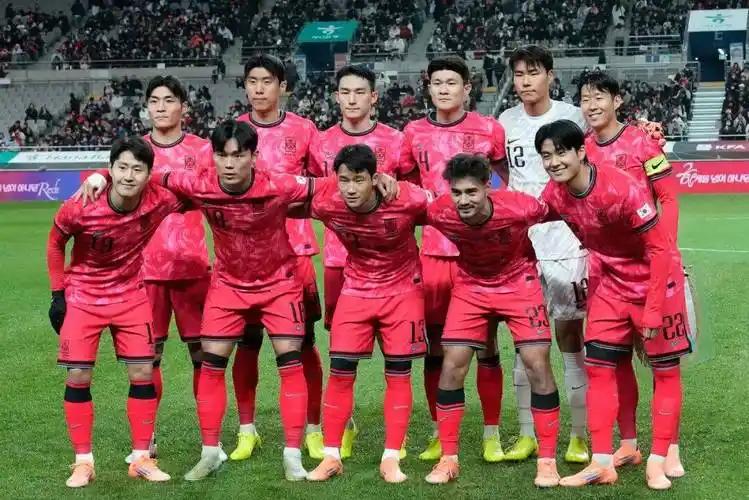 韩国队正式淘汰，无缘世界杯32强，韩国球迷号召用鸡蛋扔球队！最后一丝希望被民主刚