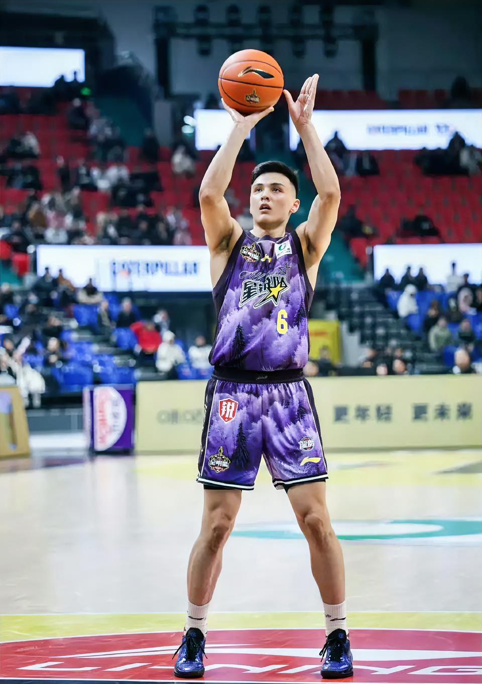 太可惜！山西70-74分惜败广州，这三位球员要为输球负责！
1. 迪亚洛，拿着高