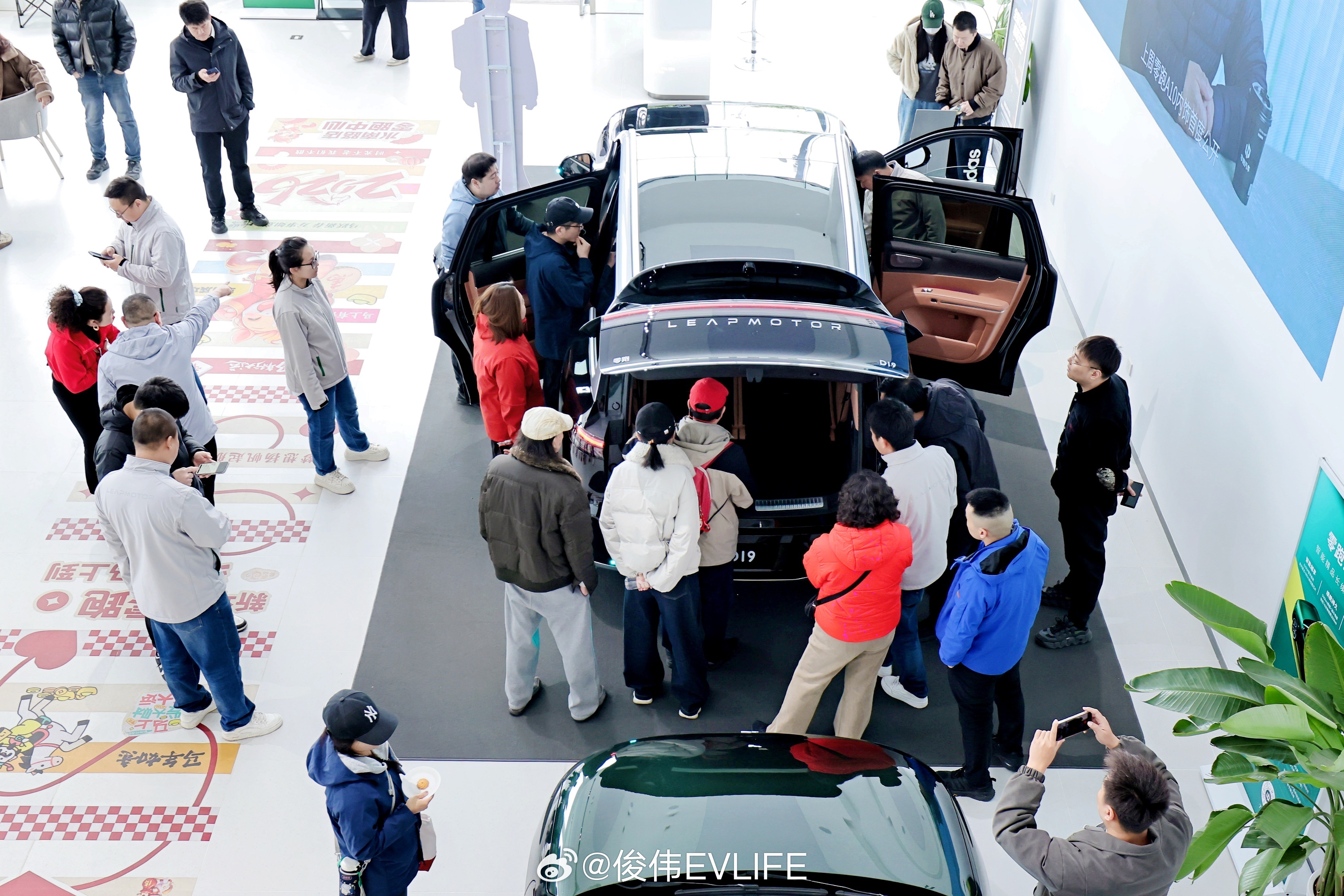 零跑D19全国13城巡展启动，覆盖北上广深杭成渝等一线及新一线城市，活动持续到4