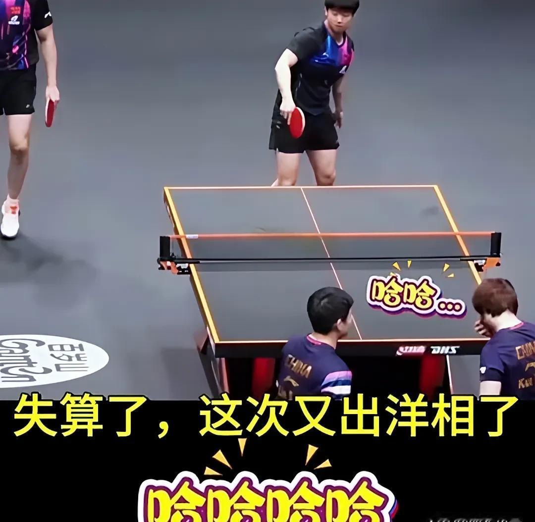 发球前0.3秒，孙颖莎的脚踝已经向左移动了半寸。
王楚钦的拍子随即挥向那个“不存