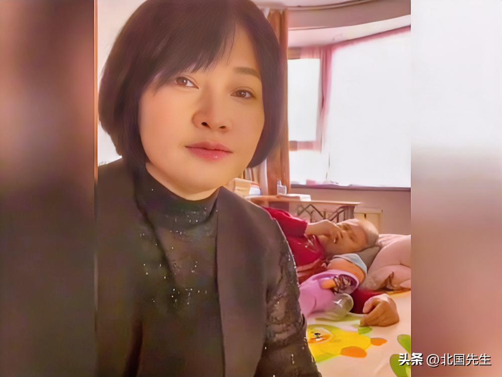 母亲患有阿尔兹海默症，把儿女折腾个够呛，有人说，不行送养老院或者请保姆吧，得长久